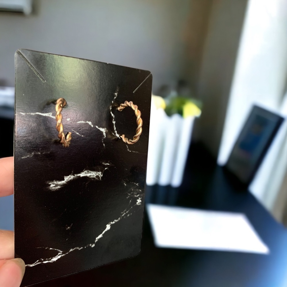 ✨BOUTIQUE✨ Gold Small Hoop Earrings